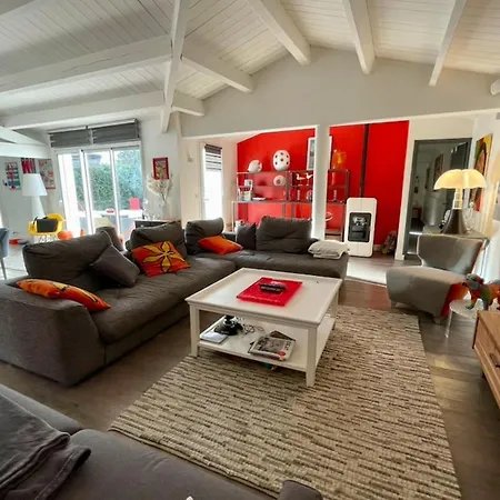 Sumptuous And Spacious House With Pool *