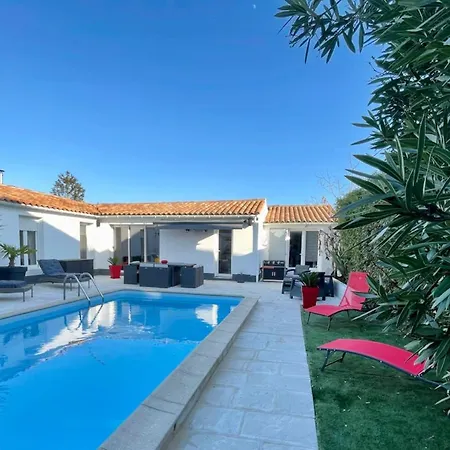 Sumptuous And Spacious House With Pool Ferienhaus
